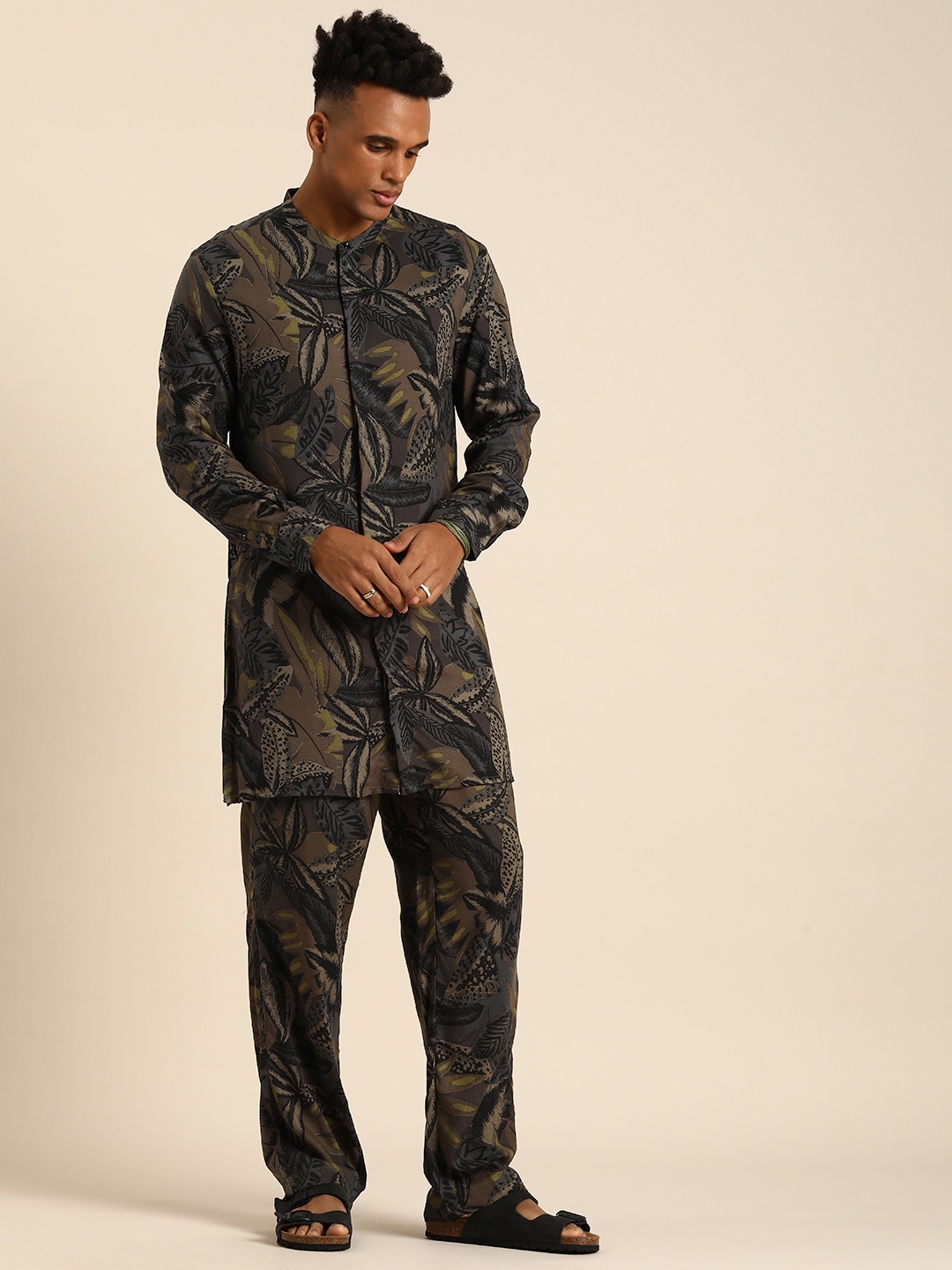 

Sangria Men Floral Printed Regular Kurta with Pyjamas, Grey