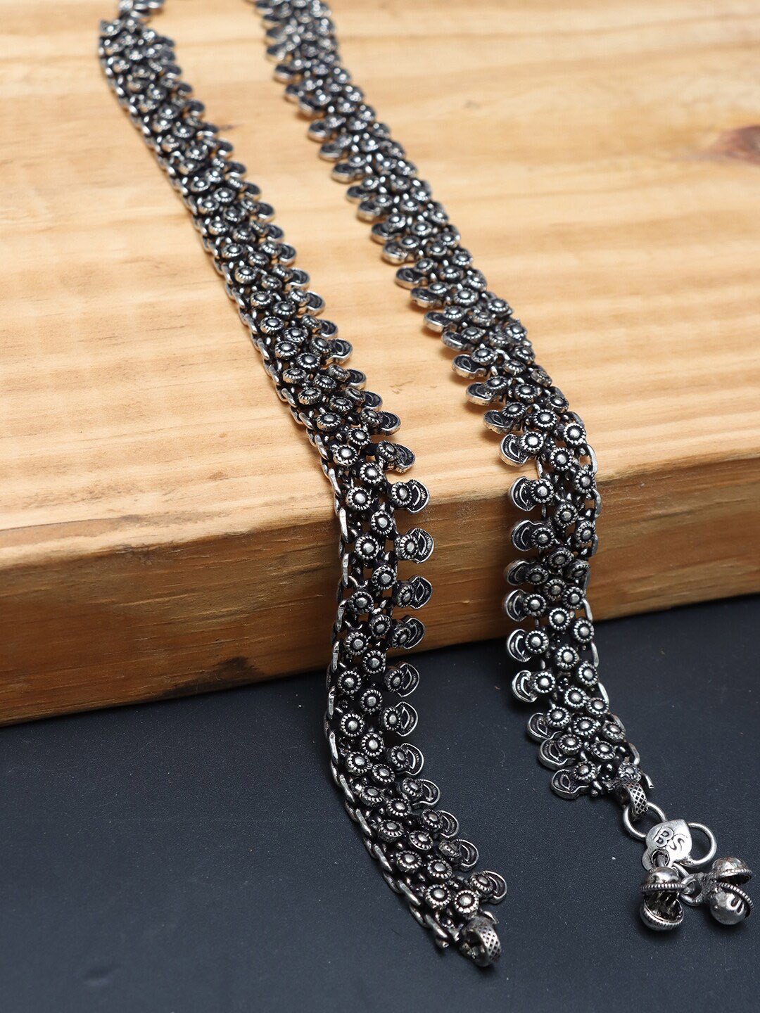 

Ozanoo Silver-Plated Oxidised Anklet