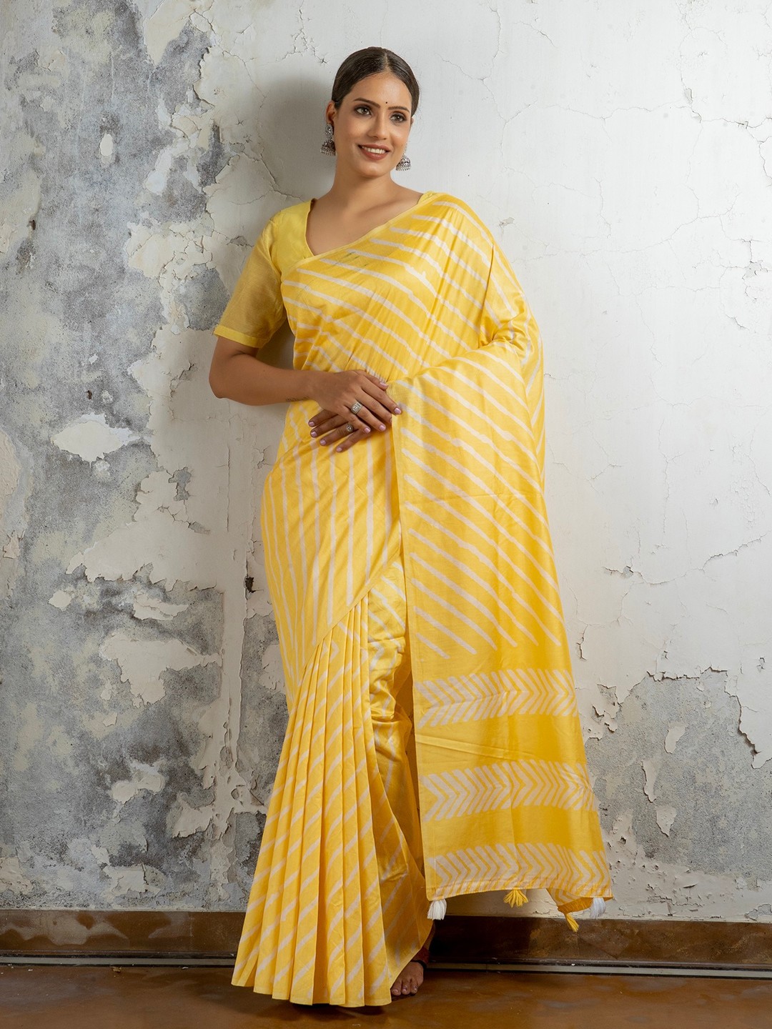 

Anouk Cream-Coloured & White Striped Satin Saree
