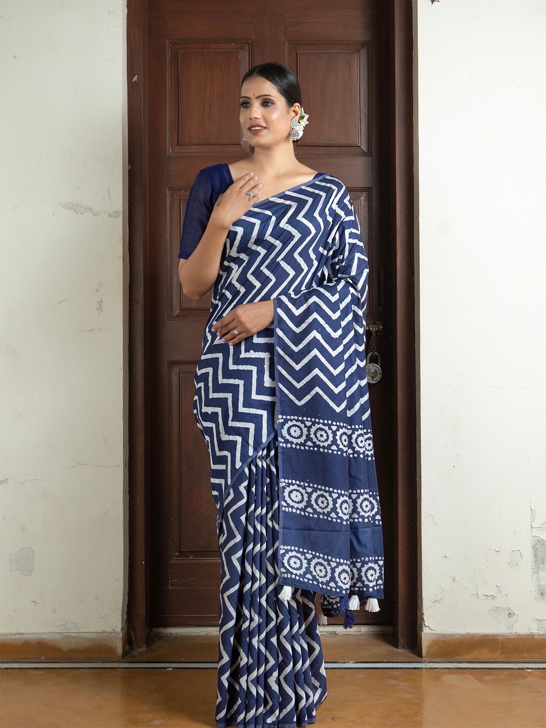 

Anouk Navy Blue & White Geometric Printed Saree