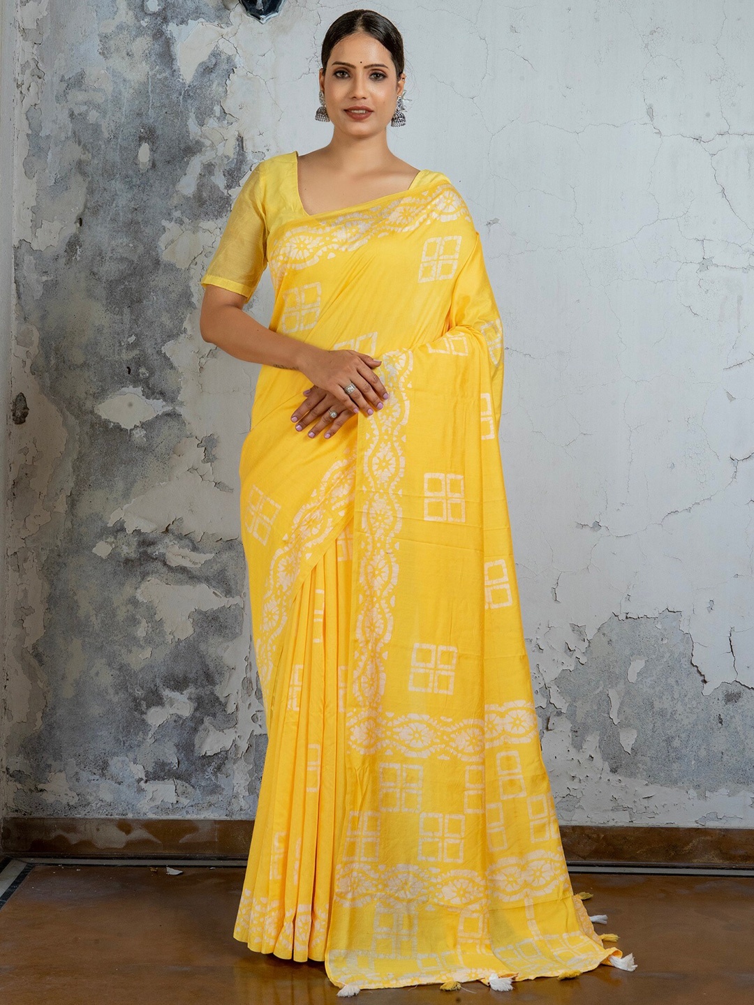 

Anouk Yellow & White Ethnic Motifs Printed Saree