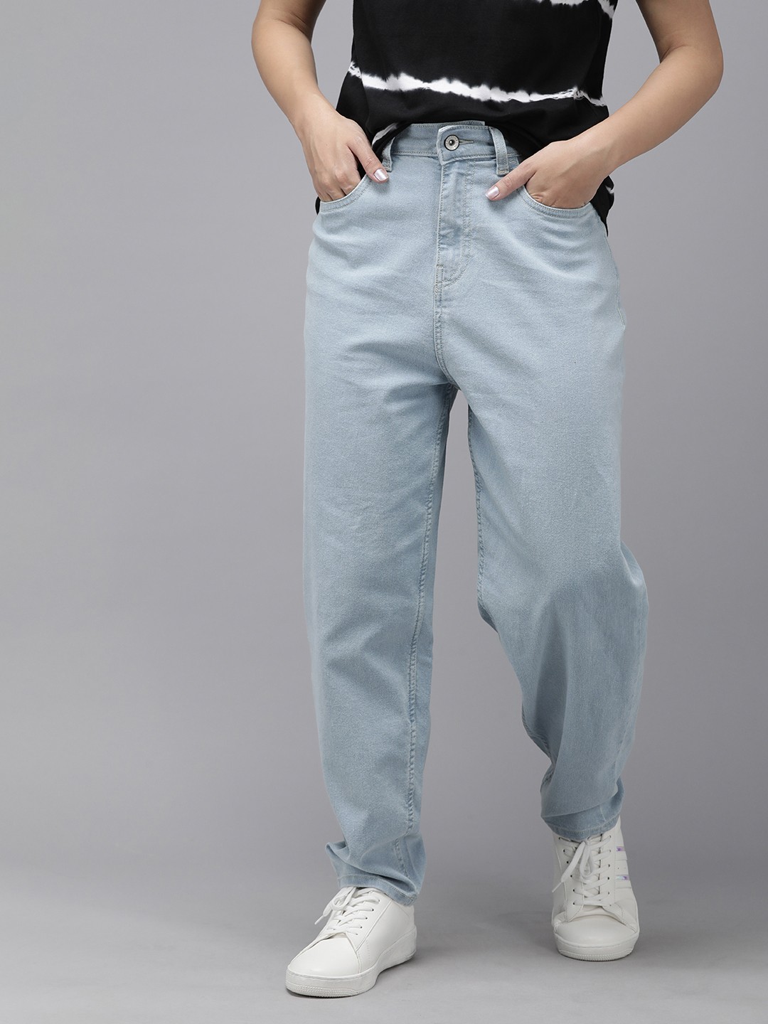 

The Roadster Life Co. Women Light Fade Slouchy Fit Stretchable Jeans, Blue