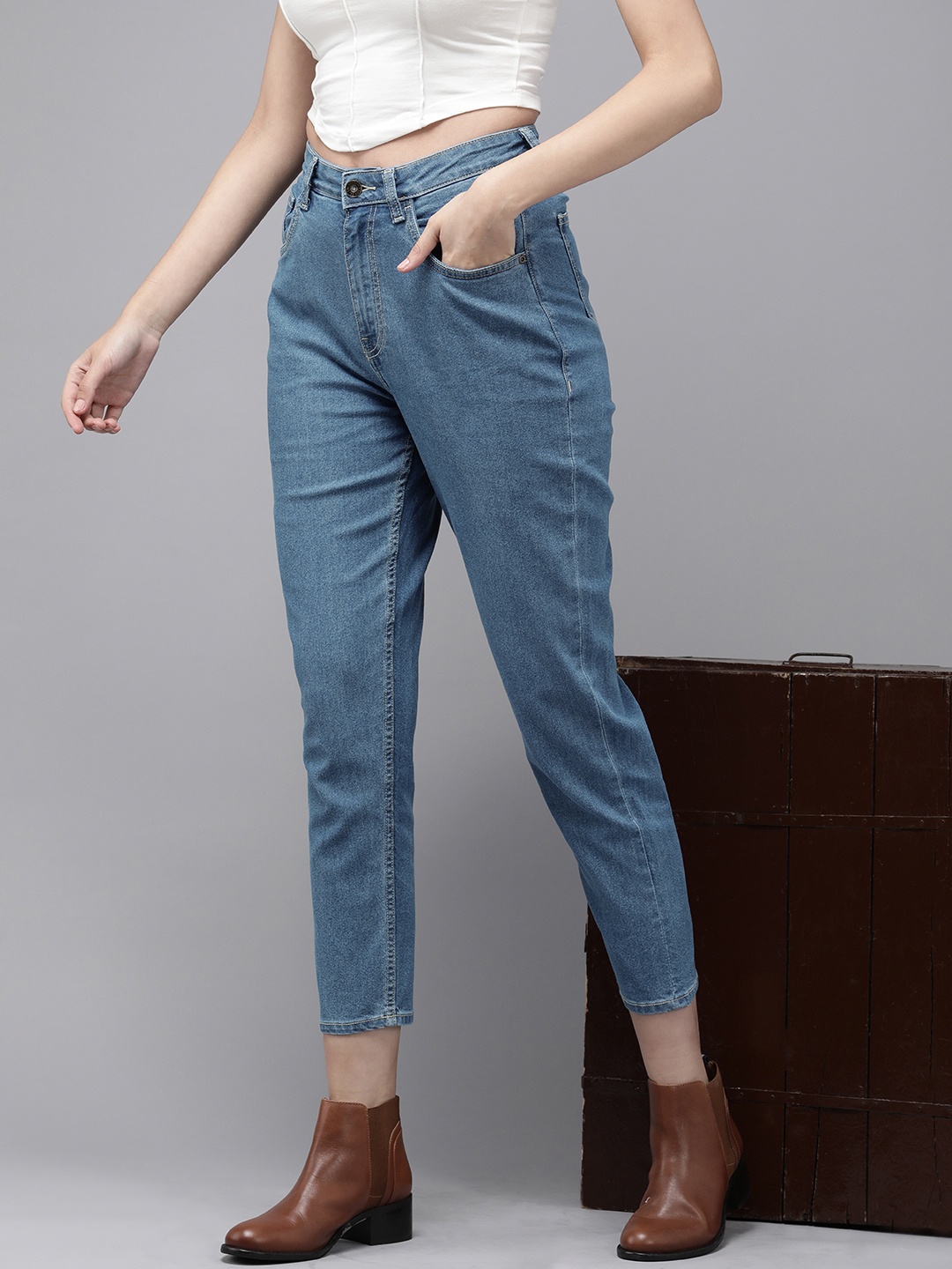 

The Roadster Life Co. Women Boyfriend Fit Light Fade Crop Stretchable Jeans, Blue