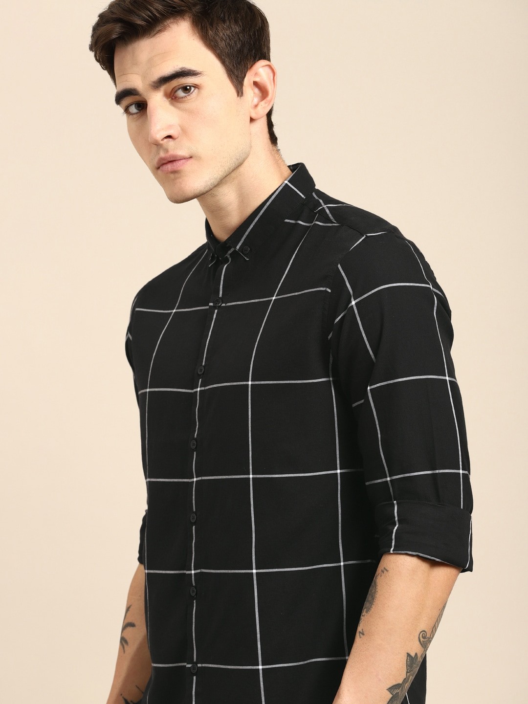 

ether Men Black & White Regular Fit Checked Casual Shirt