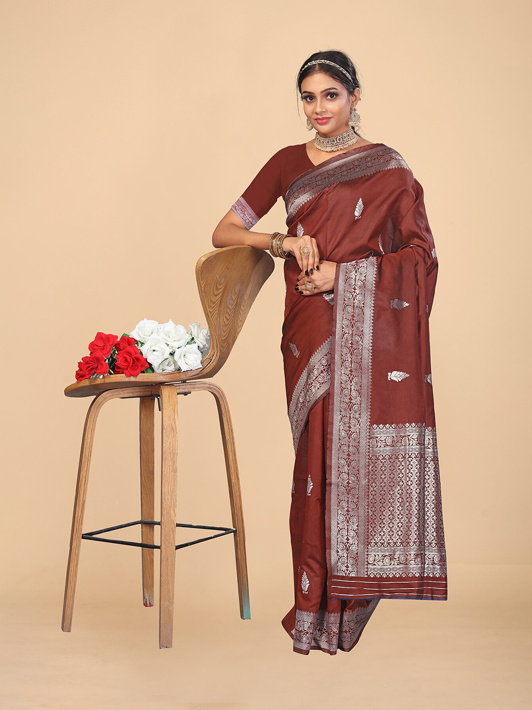 

MAGMINA Ethnic Motifs Woven Design Zari Pure Silk Banarasi Saree, Red