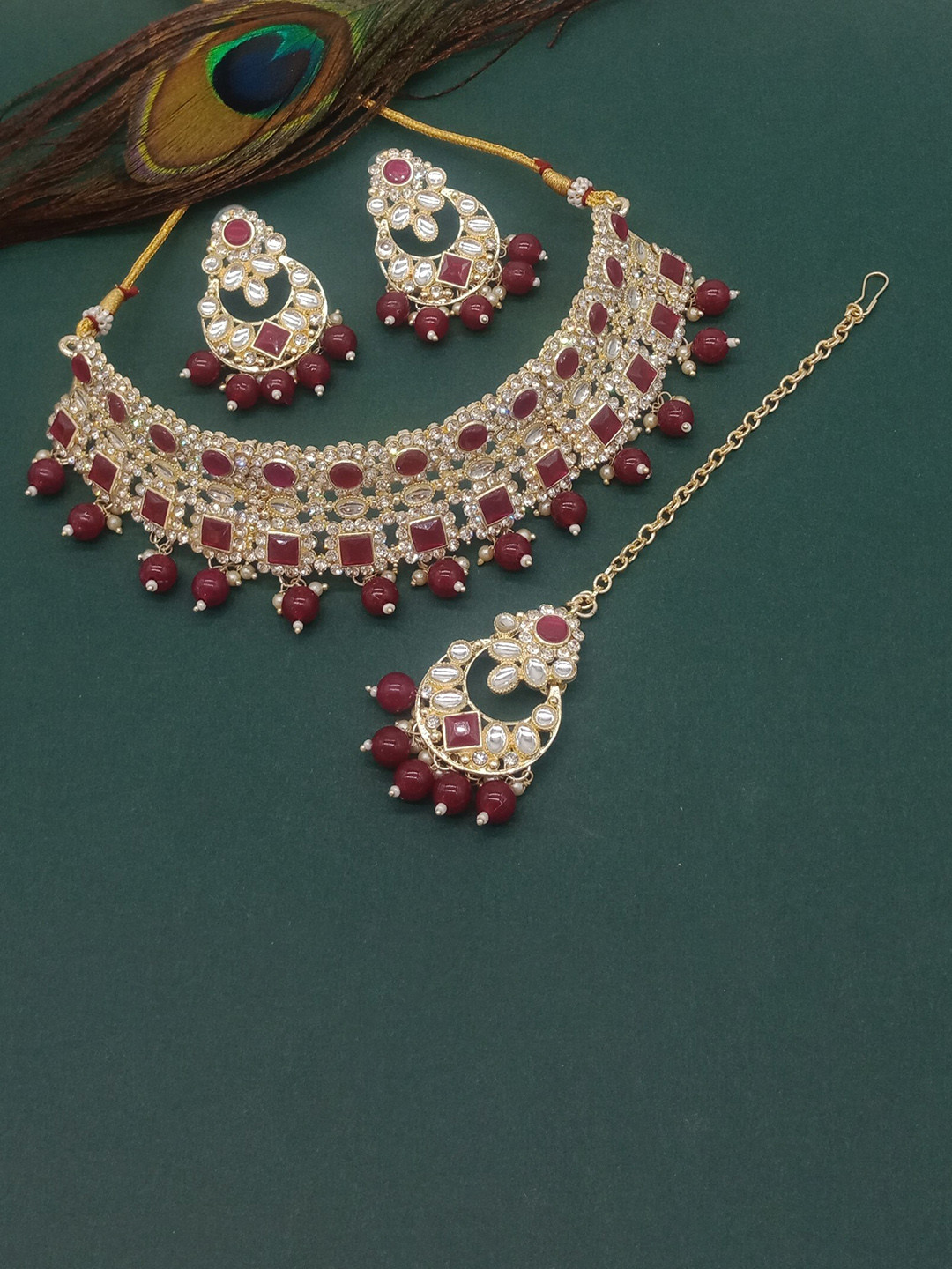 

AASHISH IMITATION Gold-Plated Kundan-Studded & Beaded Necklace & Earrings With Maangtika