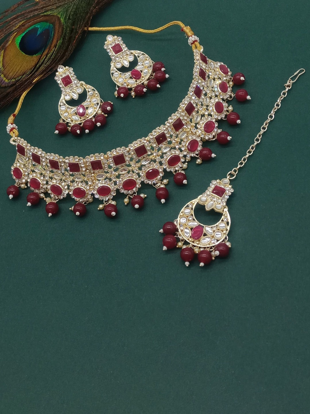

AASHISH IMITATION Gold-Plated Kundan-Studded & Beaded Necklace & Earrings With Maangtika
