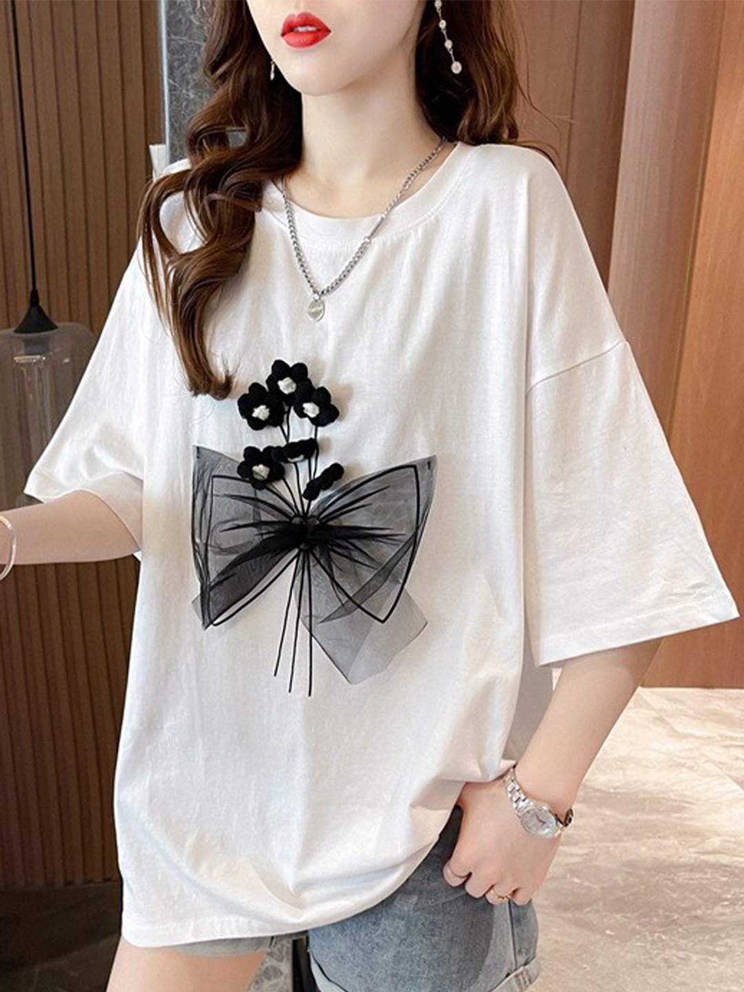 

BoStreet White Embellished Drop-Shoulder Oversized Longline T-shirt
