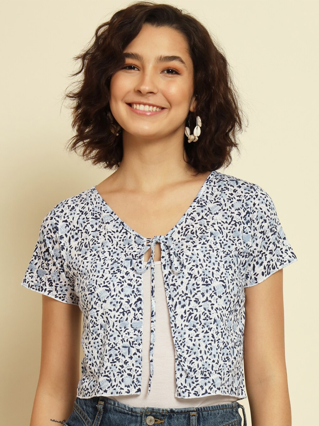 

Trend Arrest Abstract Printed Crop Tie-Up Cotton Shrug, White