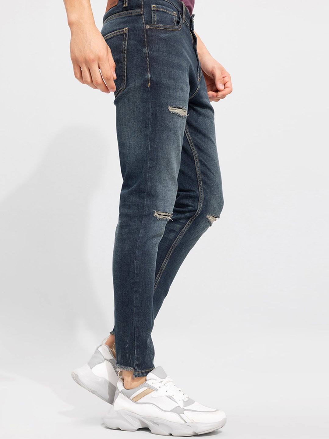 

Snitch Men Blue Low-Rise Slash Knee Whiskers Light Fade Skinny Fit Jeans