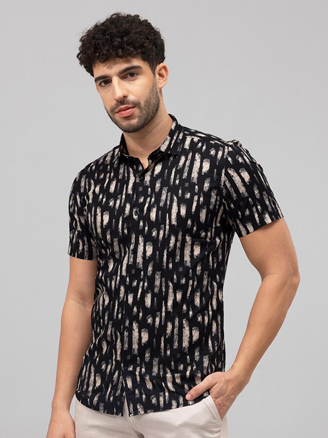 

Snitch Black Slim Fit Abstract Printed Cotton Casual Shirt