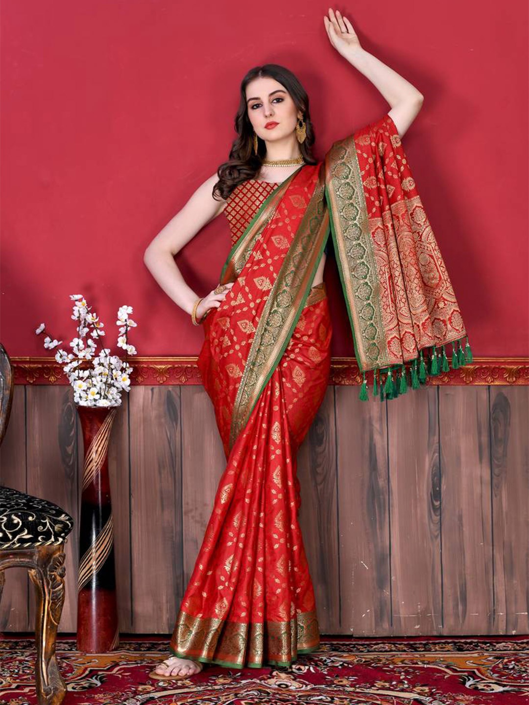 

Mitera Red & Gold-Toned Ethnic Woven Design Zari Banarasi Saree