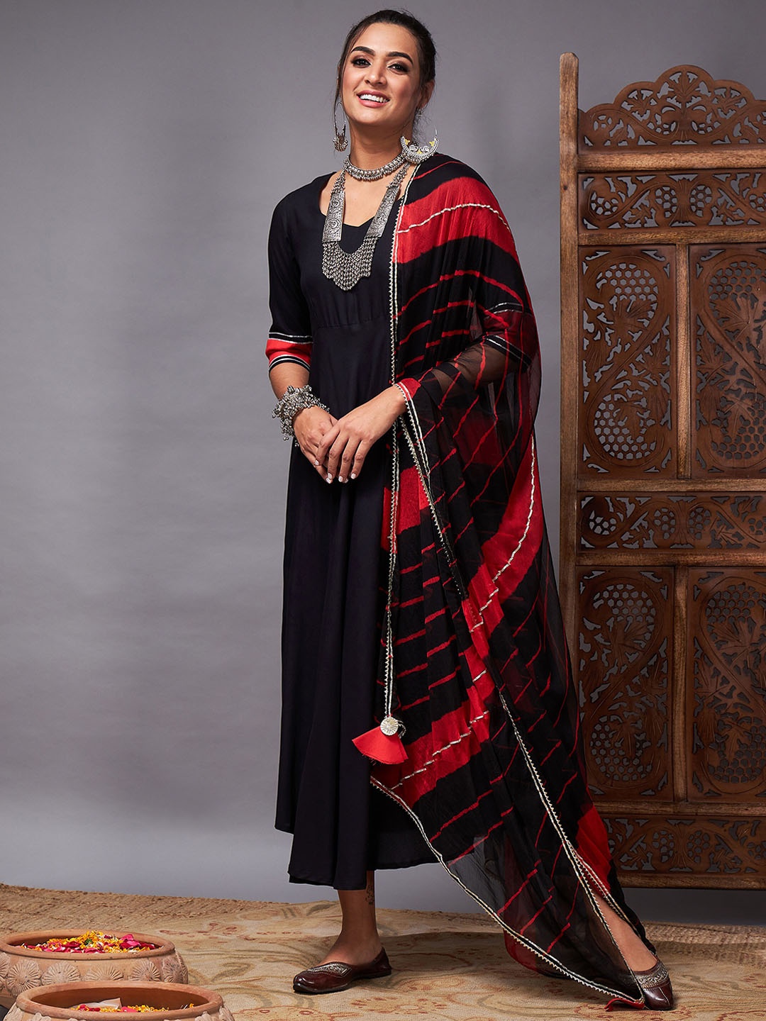 

Shae by SASSAFRAS Black Sweetheart Neck Empire Kurta with Trousers & Dupatta