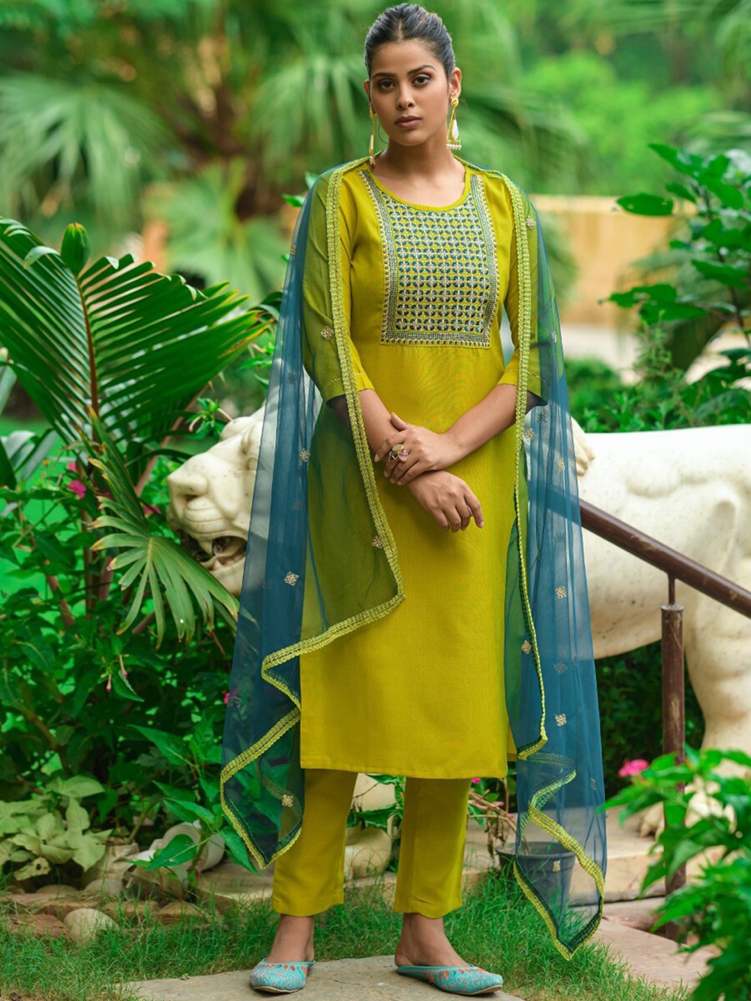 

FAVRIZ Thread Work Yoke Designed Regular Kurta with Trousers & Dupatta, Yellow
