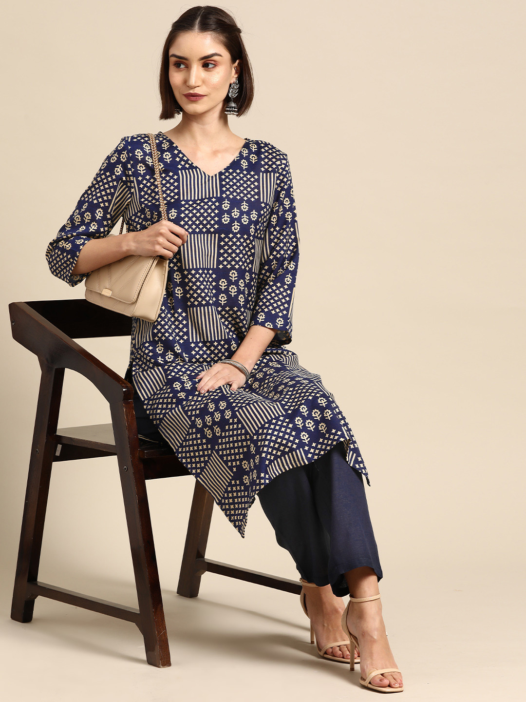 

Anouk Women Ethnic Motifs Printed V-Neck Straight Kurta, Navy blue