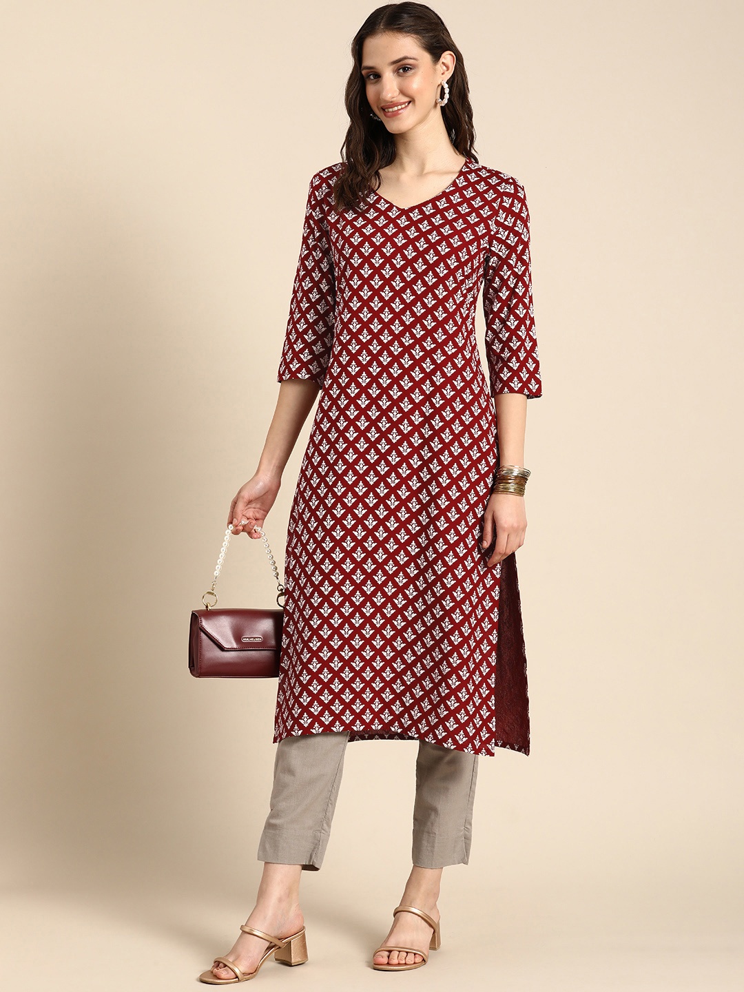 

Anouk Ethnic Motifs Printed V-Neck Straight Kurta, Maroon