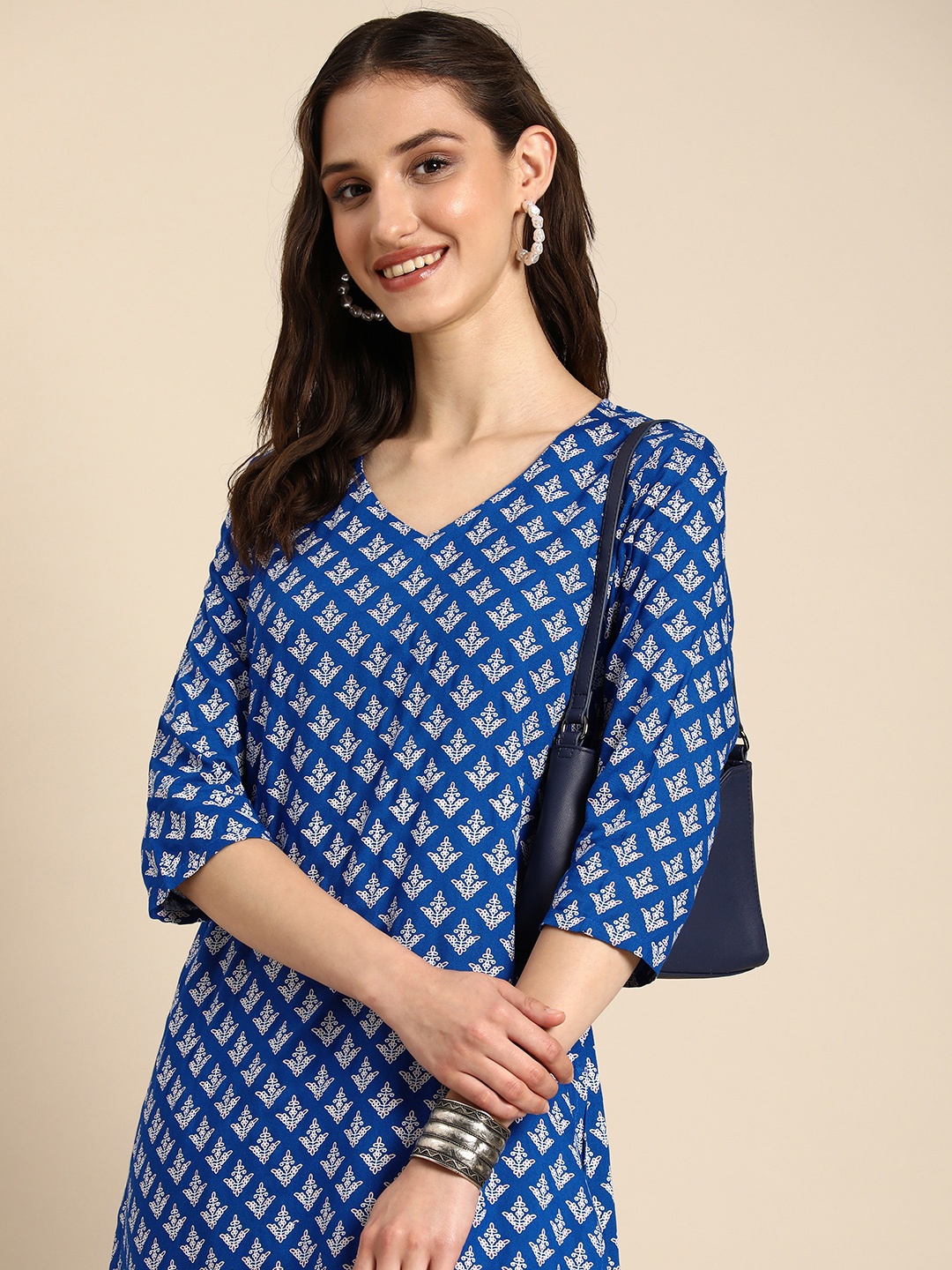 

Anouk Ethnic Motifs Printed V-Neck Straight Kurta, Blue