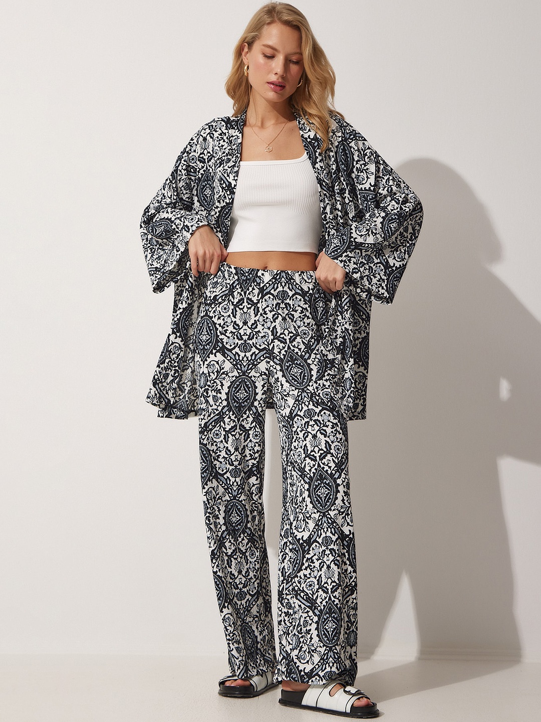 

Happiness istanbul Printed Crop Top With Palazzo & Shrug, White