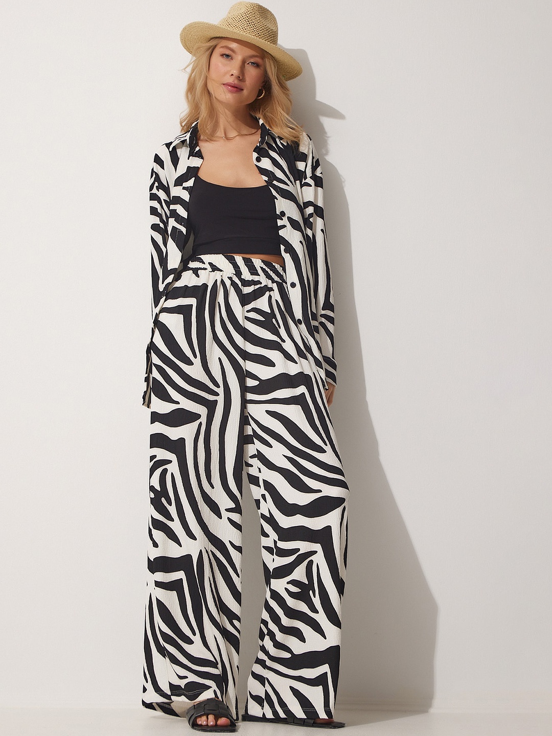 

Happiness istanbul Printed Shirt & Palazzo Co-Ords, White