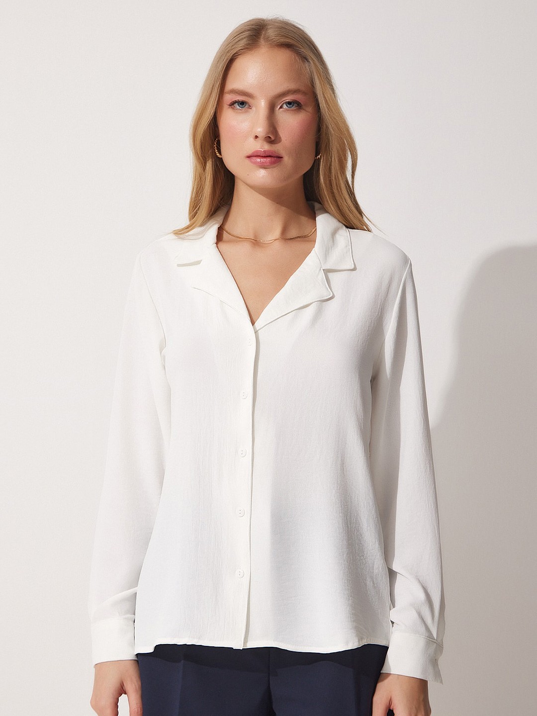 

Happiness istanbul Cuban Collar Long Sleeves Skinny Fit Casual Shirt, White