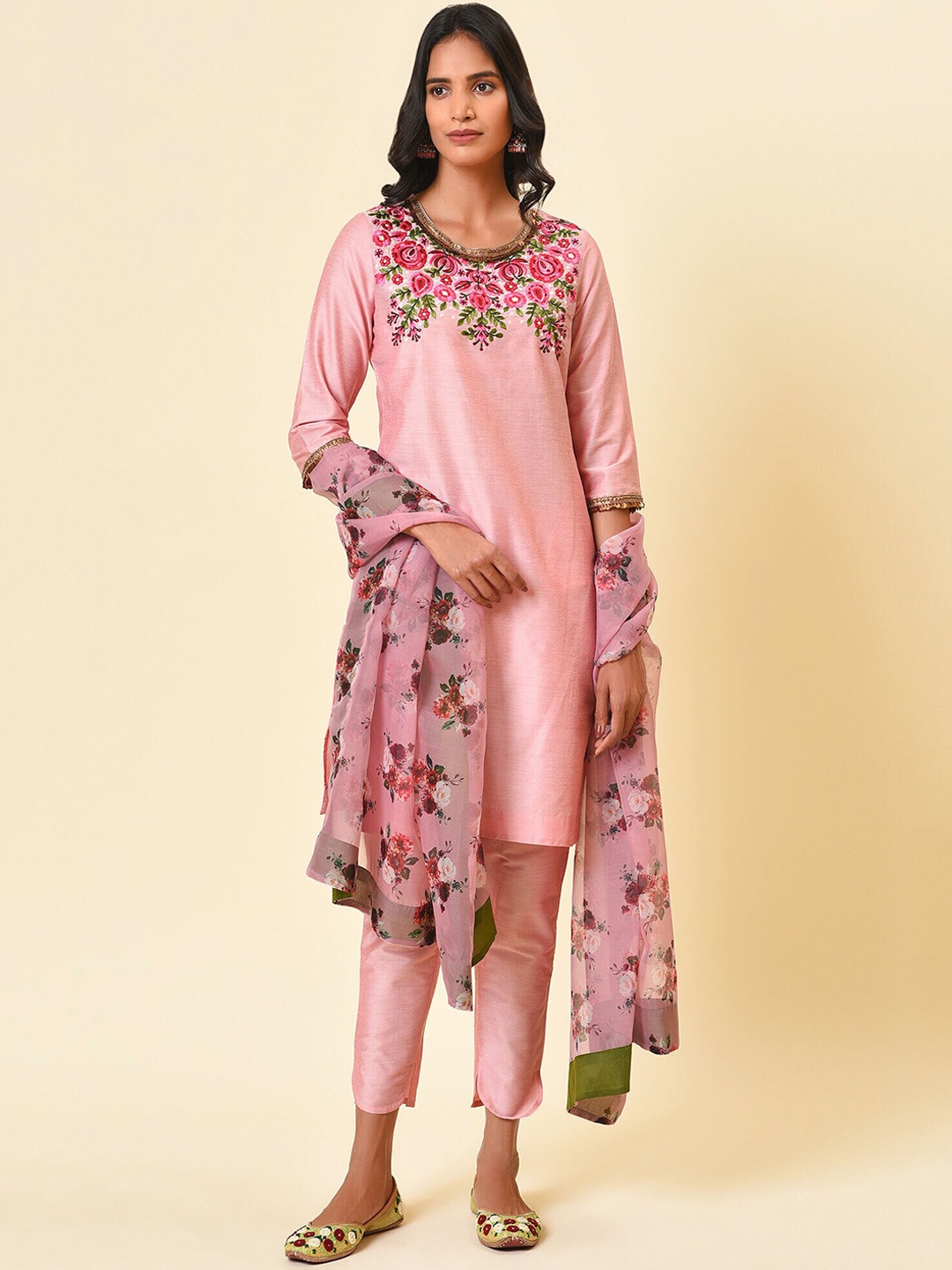 

NUHH Floral Embroidered Regular Thread Work Kurta with Trousers & Dupatta, Pink