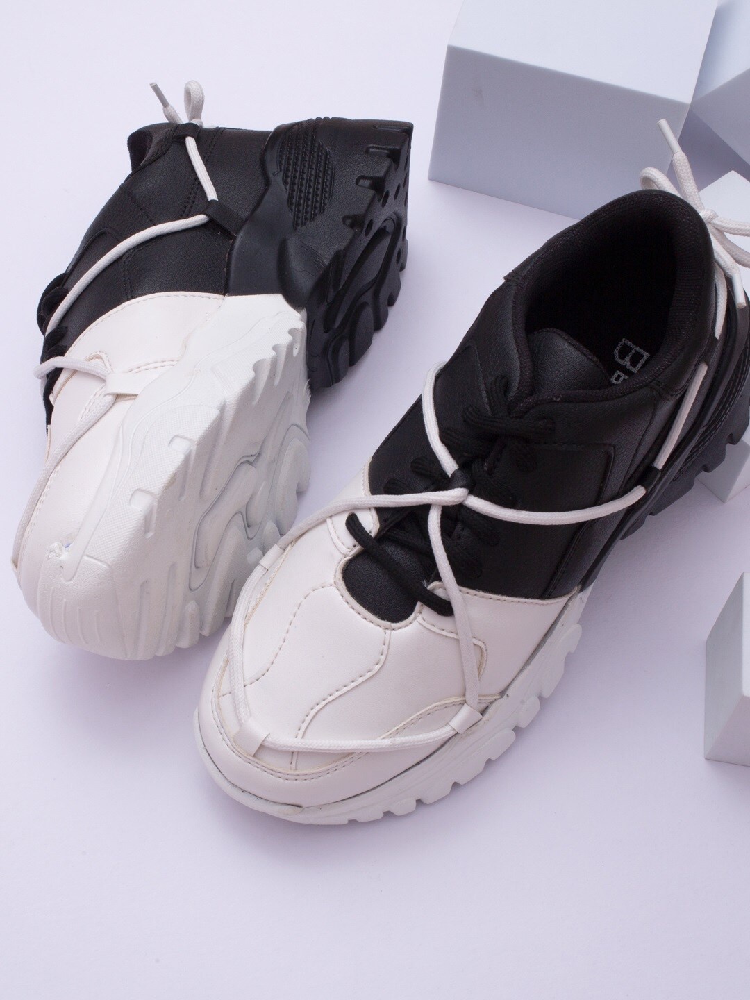 

Big Fox Women Colourblocked Lightweight Sneakers, Black
