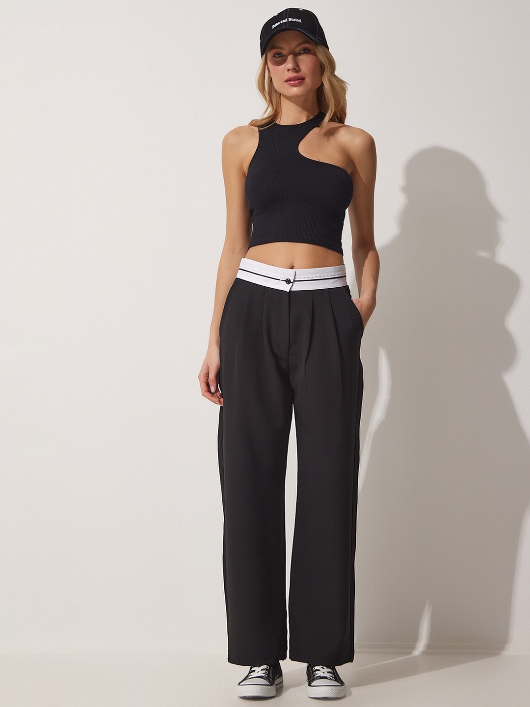 

Happiness istanbul Women Pleated Trousers, Black