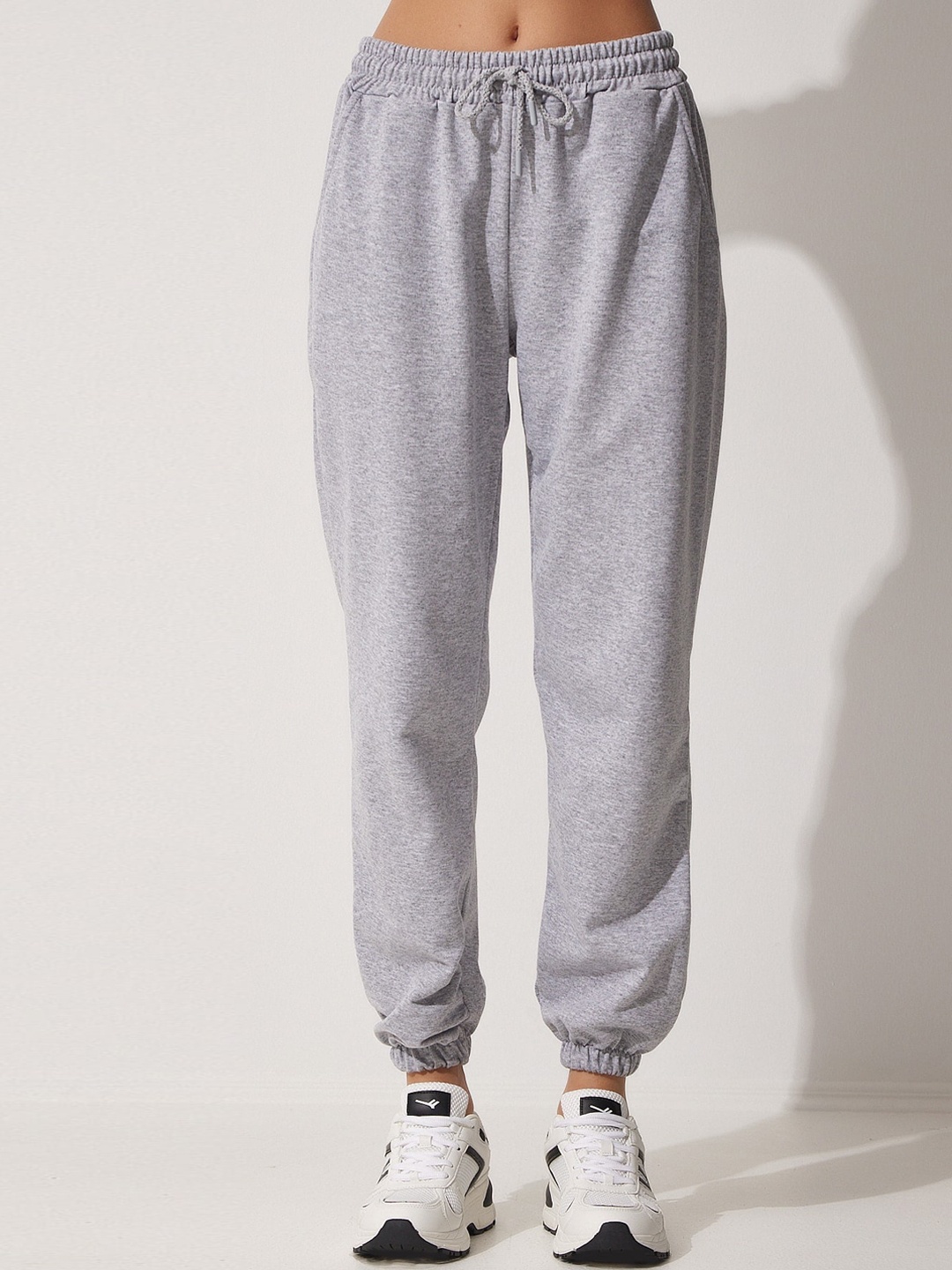 

Happiness istanbul Women Mid-Rise Joggers, Grey