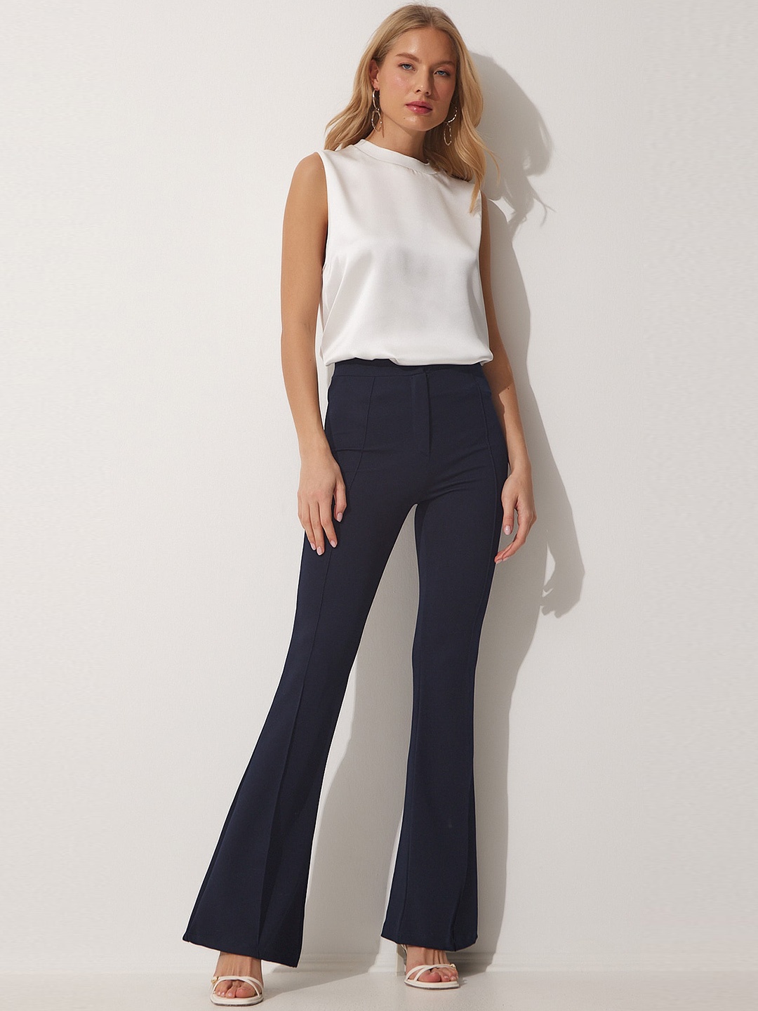 

Happiness istanbul Women Regular Fit Mid-Rise Bootcut Trousers, Navy blue