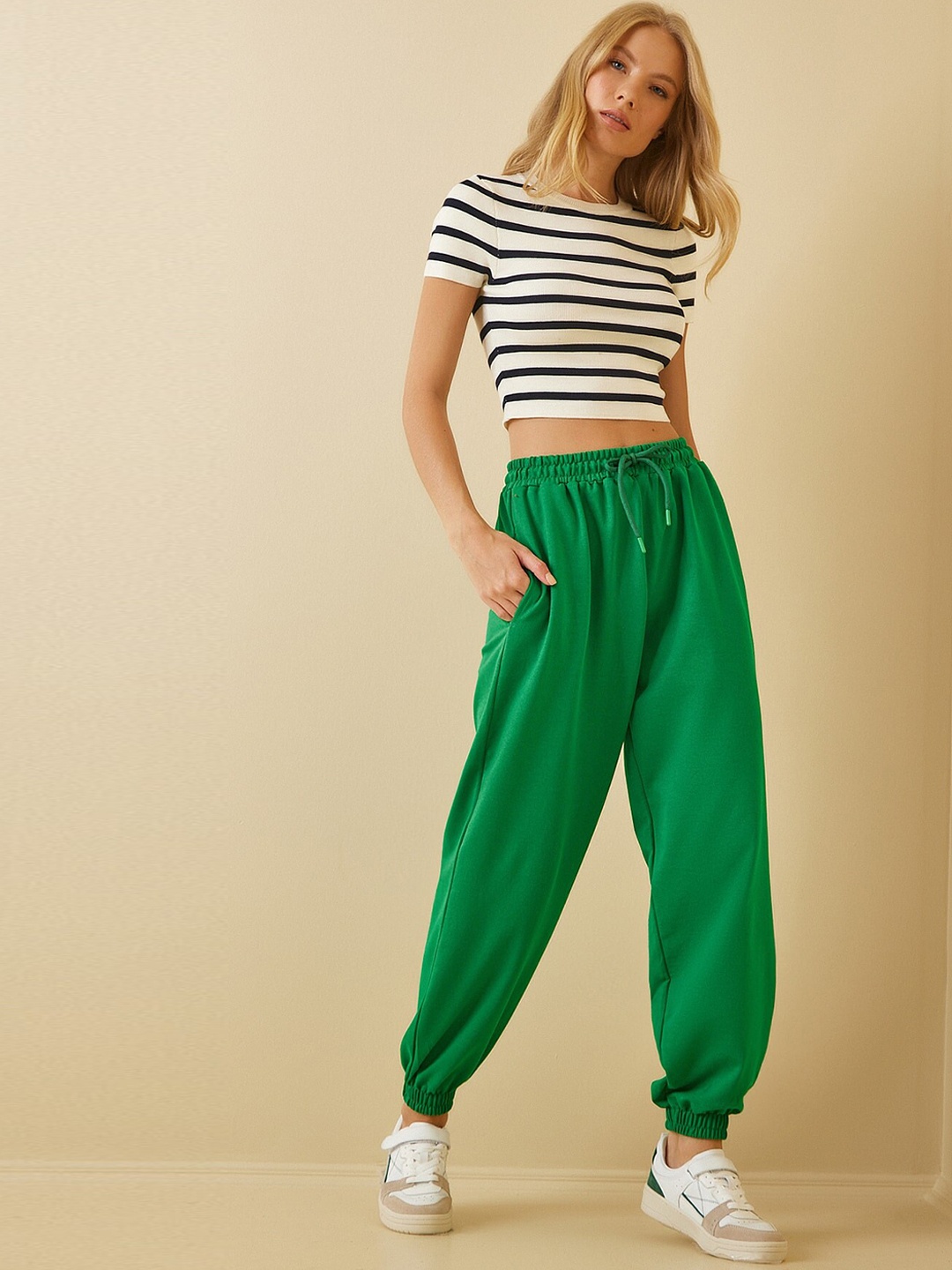 

Happiness istanbul Women Mid-Rise Joggers, Green