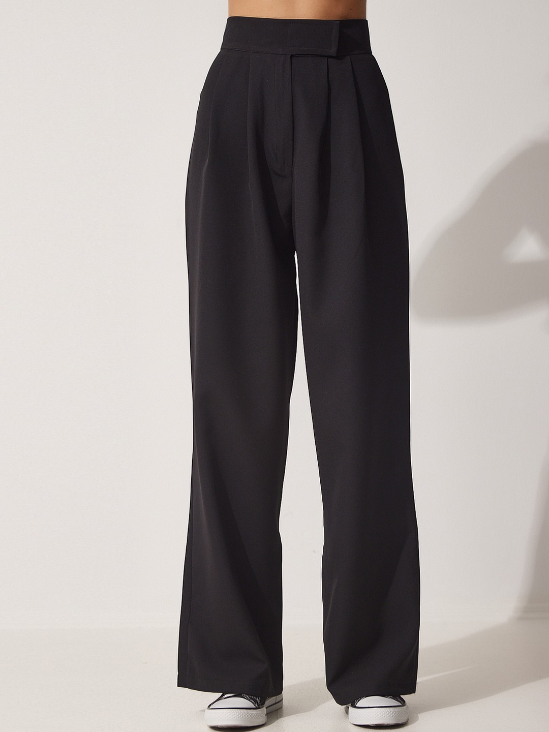 

Happiness istanbul Women Slim Fit Pleated Plain Parallel Trousers, Black