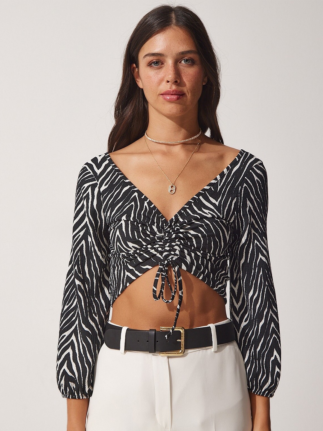 

Happiness istanbul Abstract Printed V-Neck Regular Crop Top, Black
