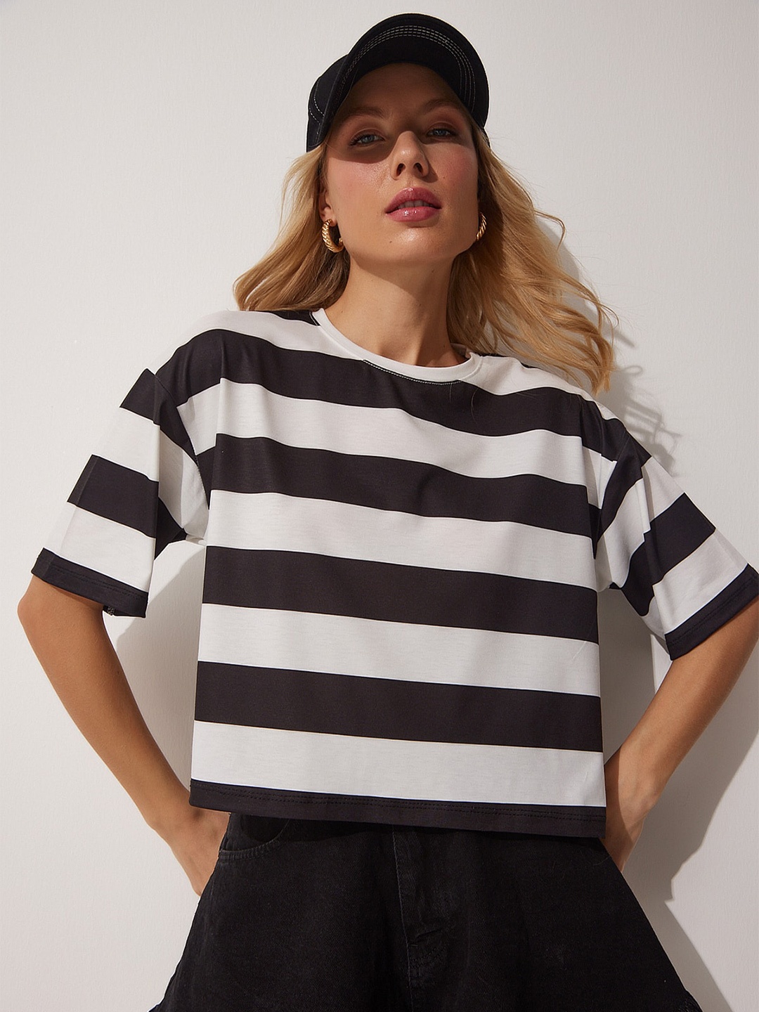 

Happiness istanbul Striped Drop Shoulder Sleeves Oversized T-shirt, White