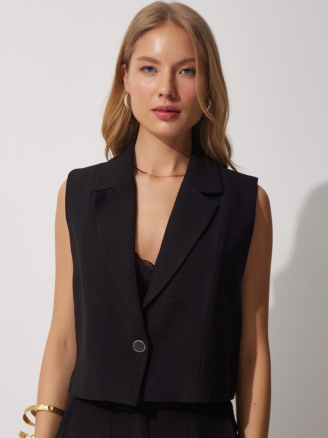 

Happiness istanbul Notched Lapel Cropped Linen Waistcoat, Black