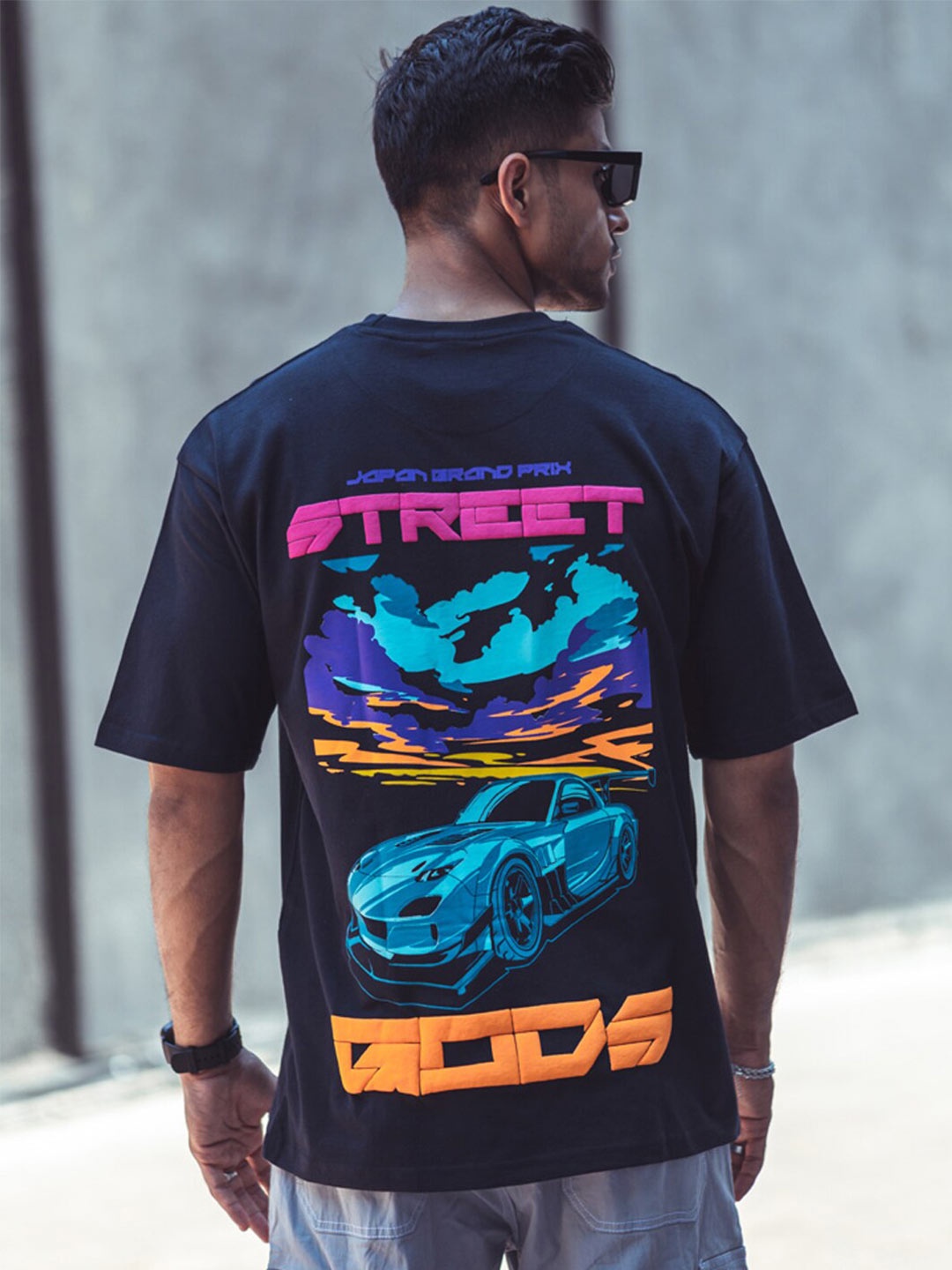 

Powerlook Black Graphic Printed Drop-Shoulder Sleeves Oversized T-shirt