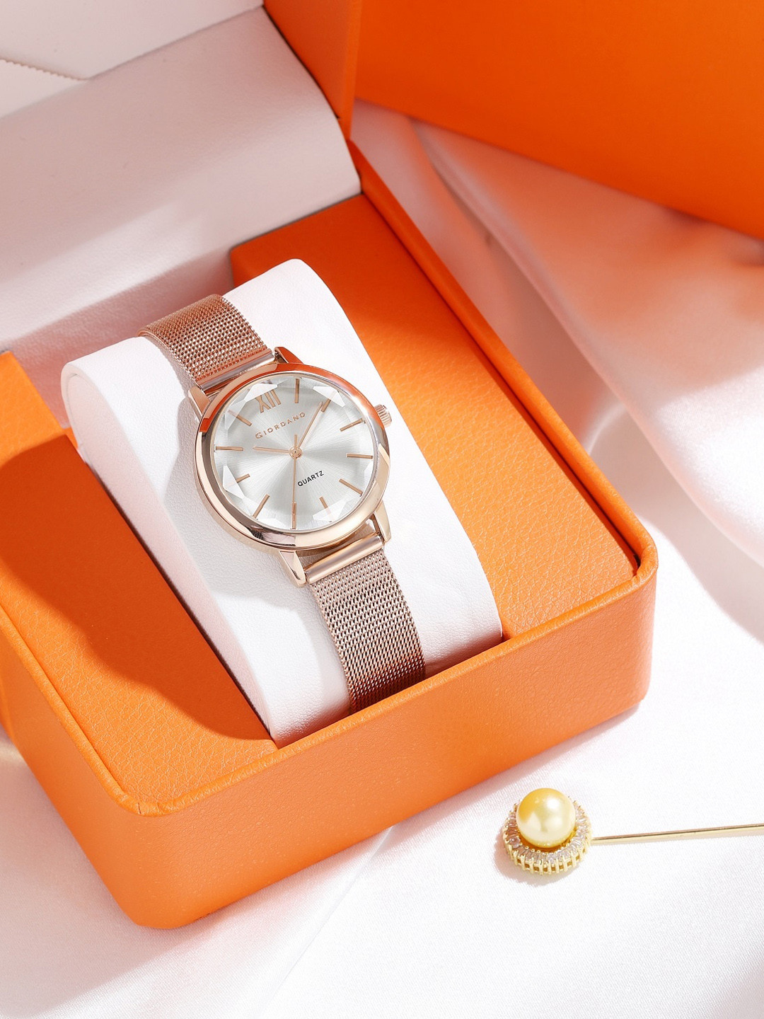 

GIORDANO Women Round Dial & Bracelet Style Straps Analogue Watch GZ-60051-22, Silver