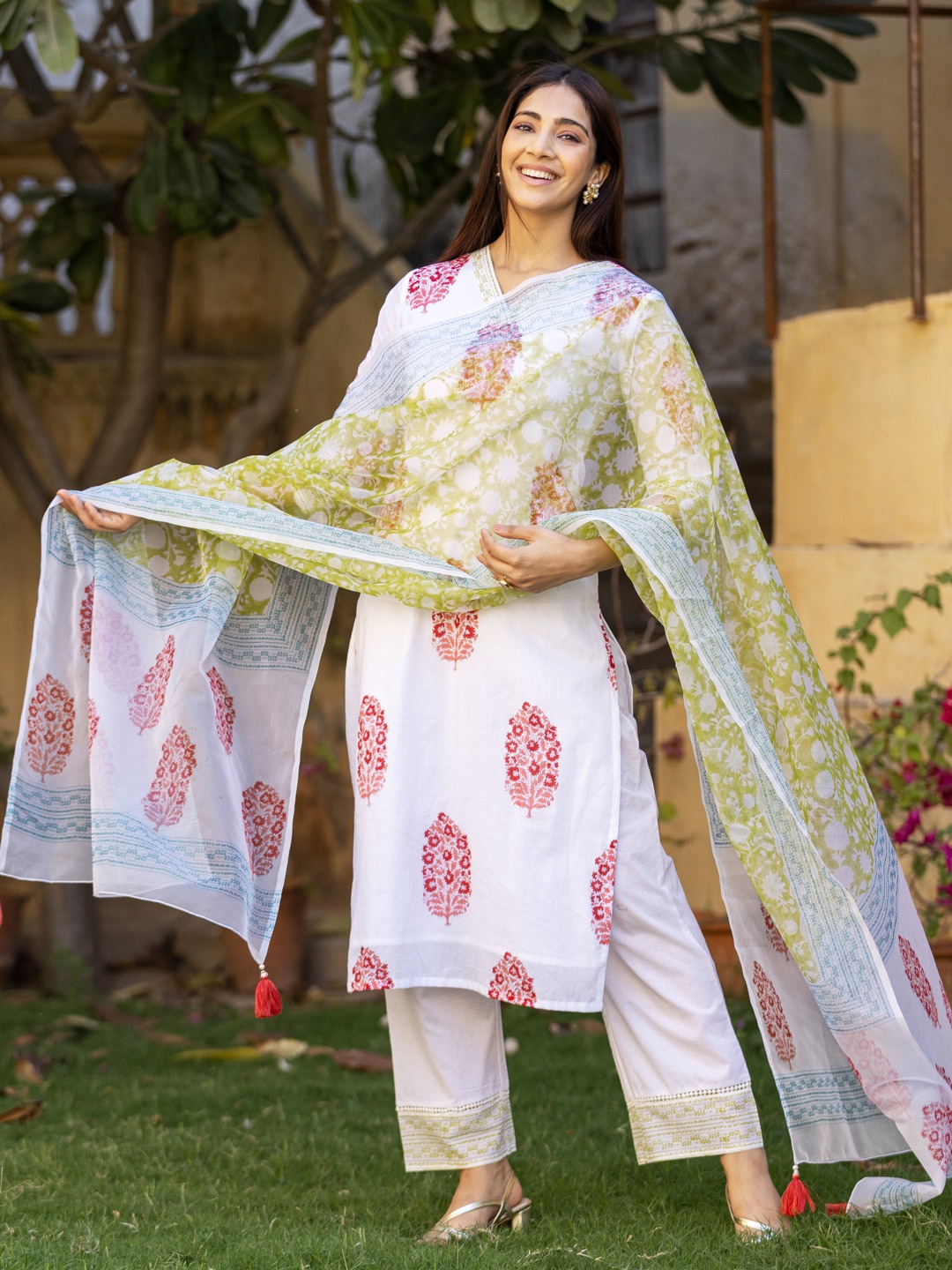 

Ambraee Ethnic Motifs Printed Regular Kurta With Trousers & With Dupatta, White