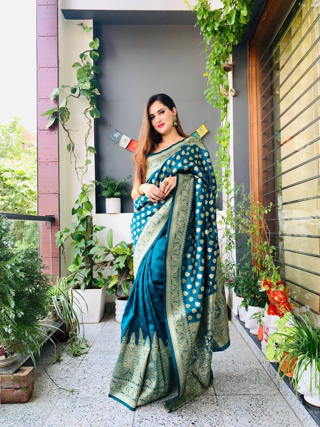 

VEERAX Ethnic Motif Woven Design Zari Pure Silk Banarasi Saree, Green