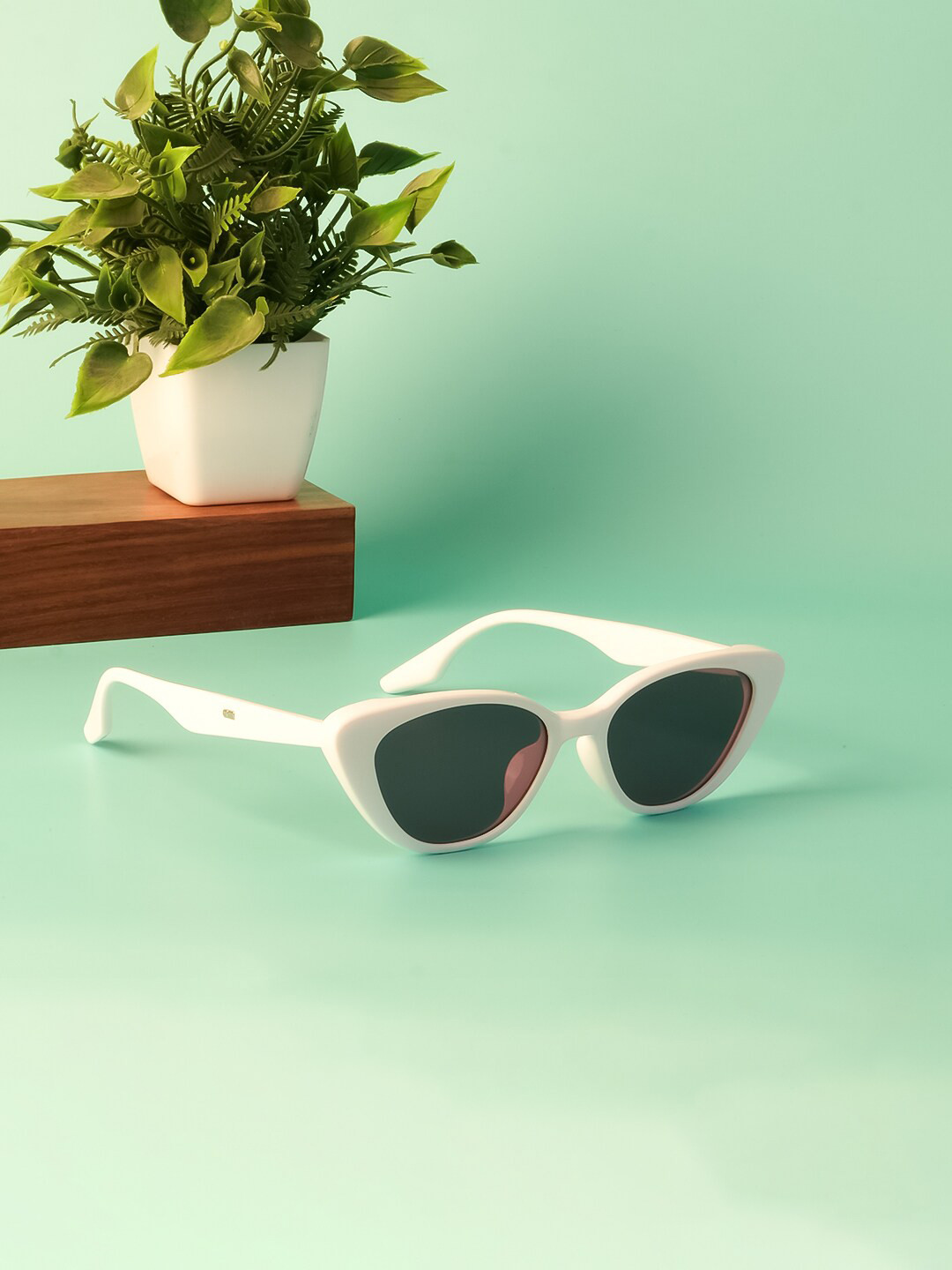 

Voyage Women Cateye UV Protected Lens Sunglasses, Grey