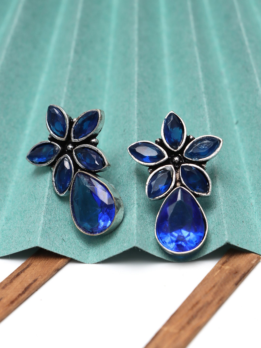 

Ozanoo Silver-Plated Floral Shaped Drop Earrings