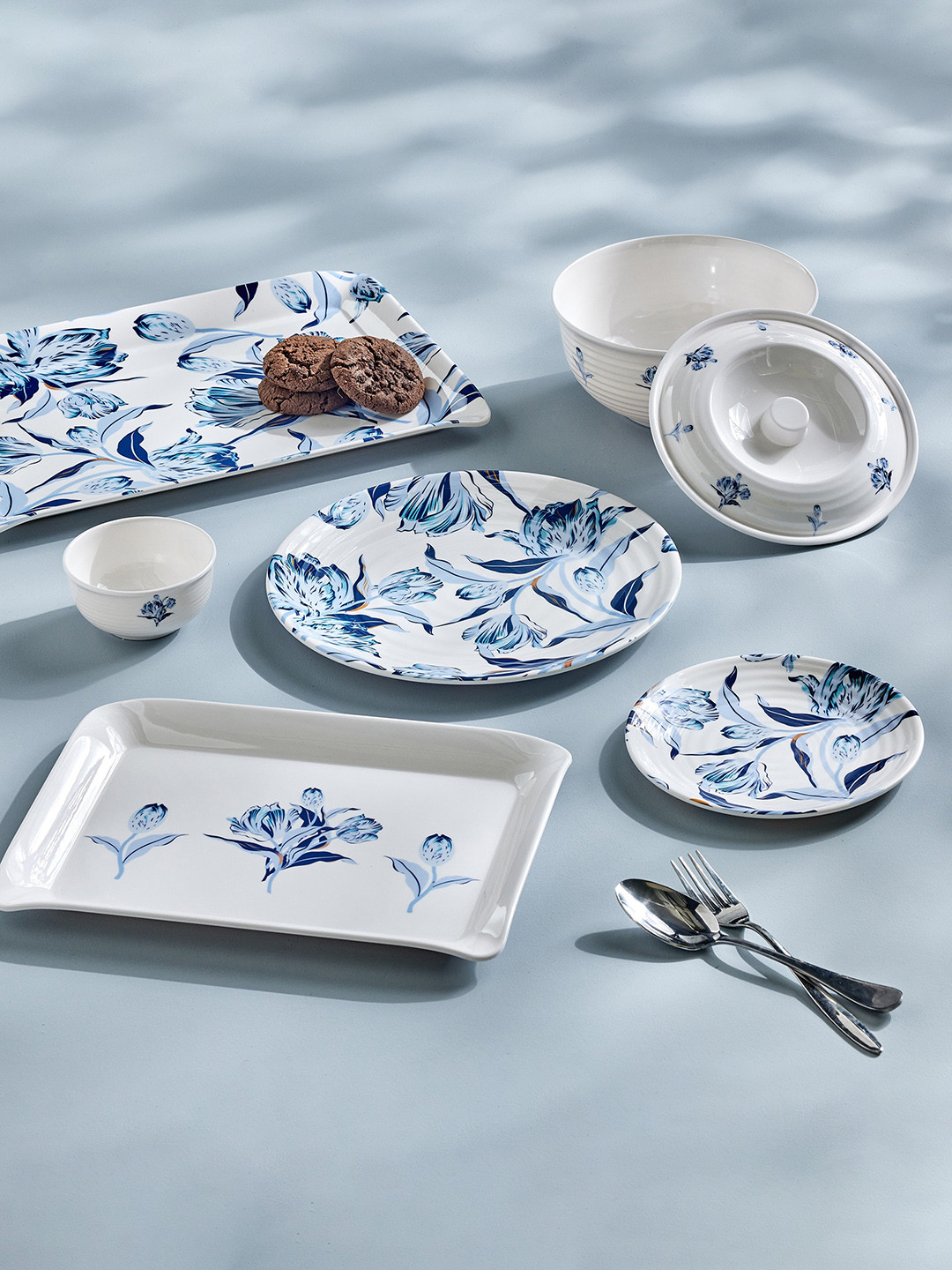 

Home Centre Meadows White & Blue Printed Melamine Serving Bowl With Lid