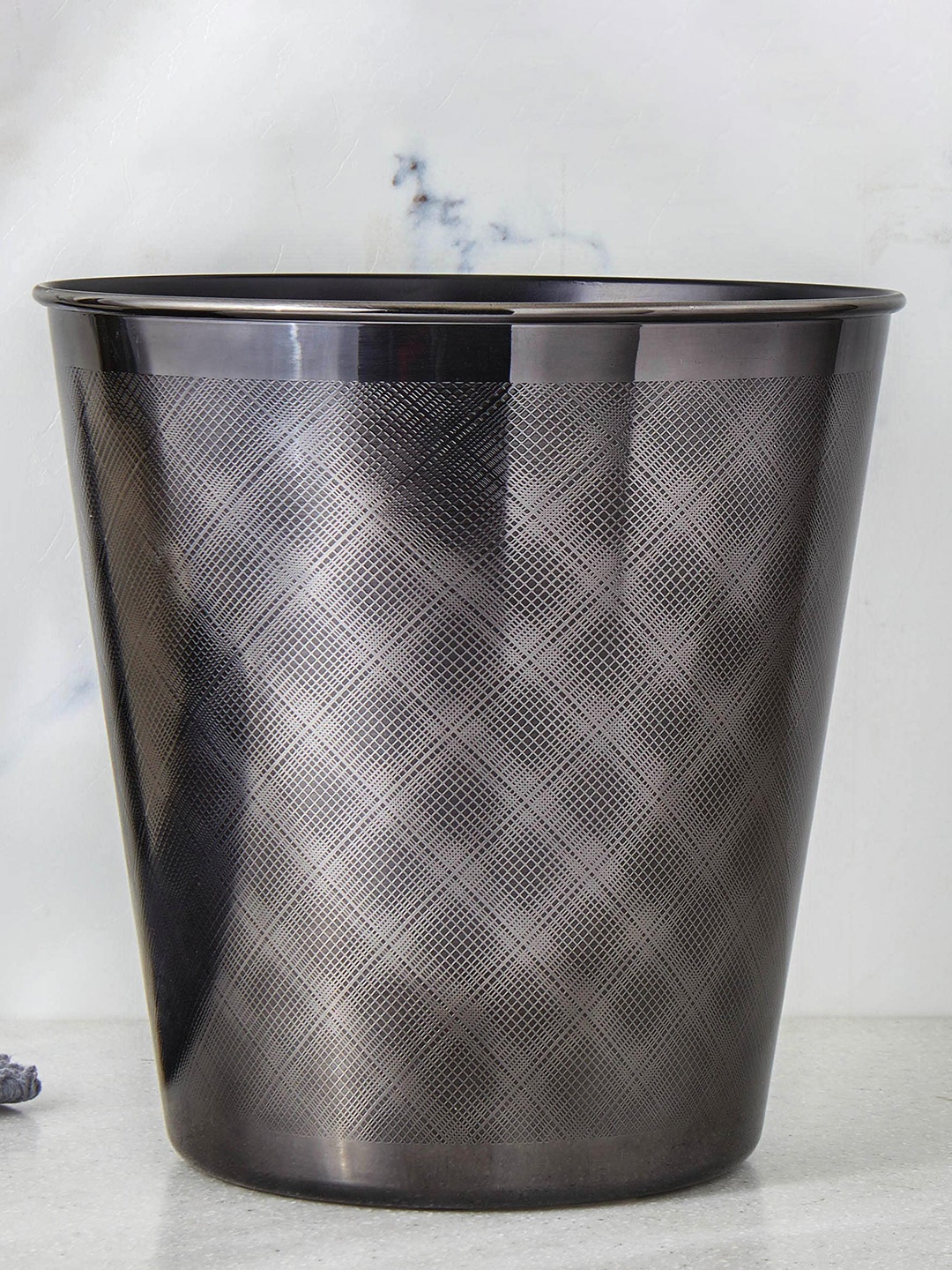 

Home Centre Harbour Fresno Black Printed Stainless Steel Bin - 7 L