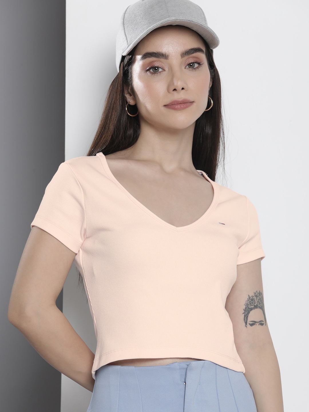 

Tommy Hilfiger Solid V-Neck Ribbed Crop T-shirt, Pink