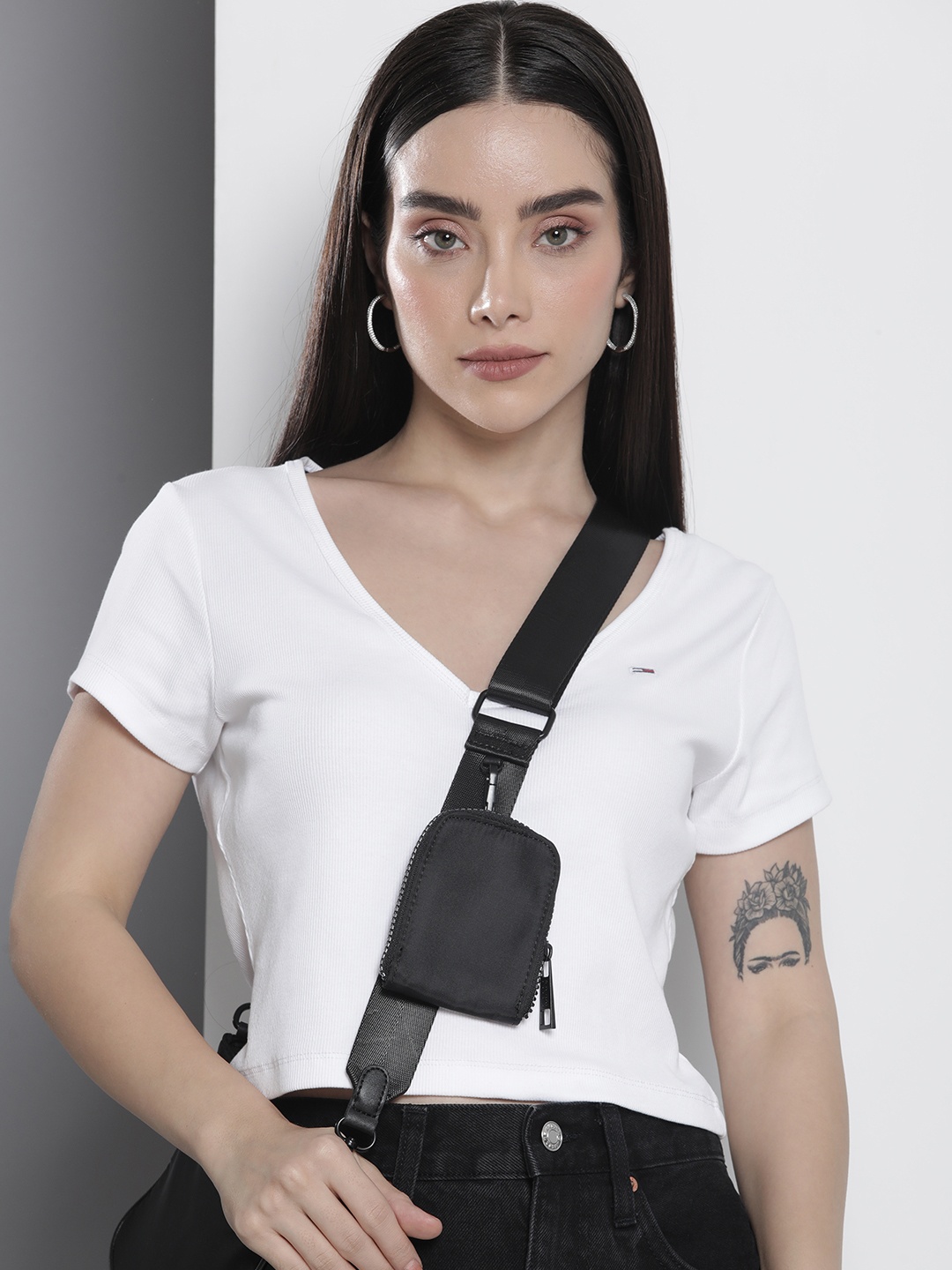 

Tommy Hilfiger Solid V-Neck Ribbed Crop T-shirt, White