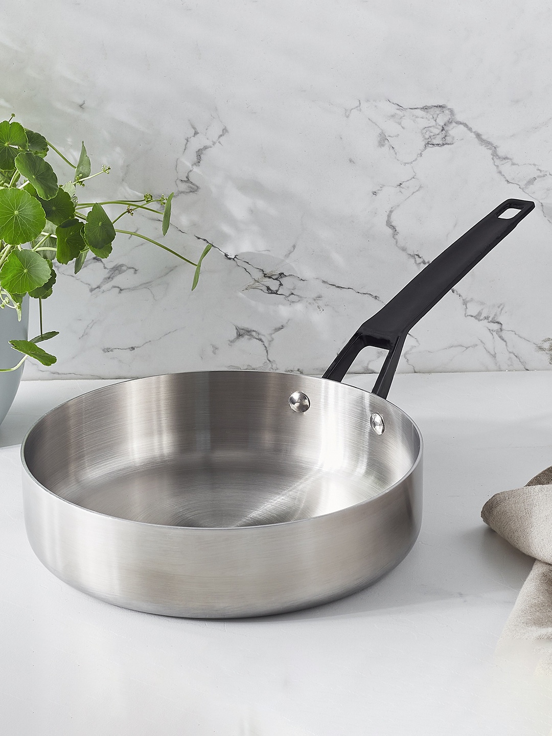 

Home Centre Signature Array Silver Toned & Black Stainless Steel Induction Fry Pan 2.75 L