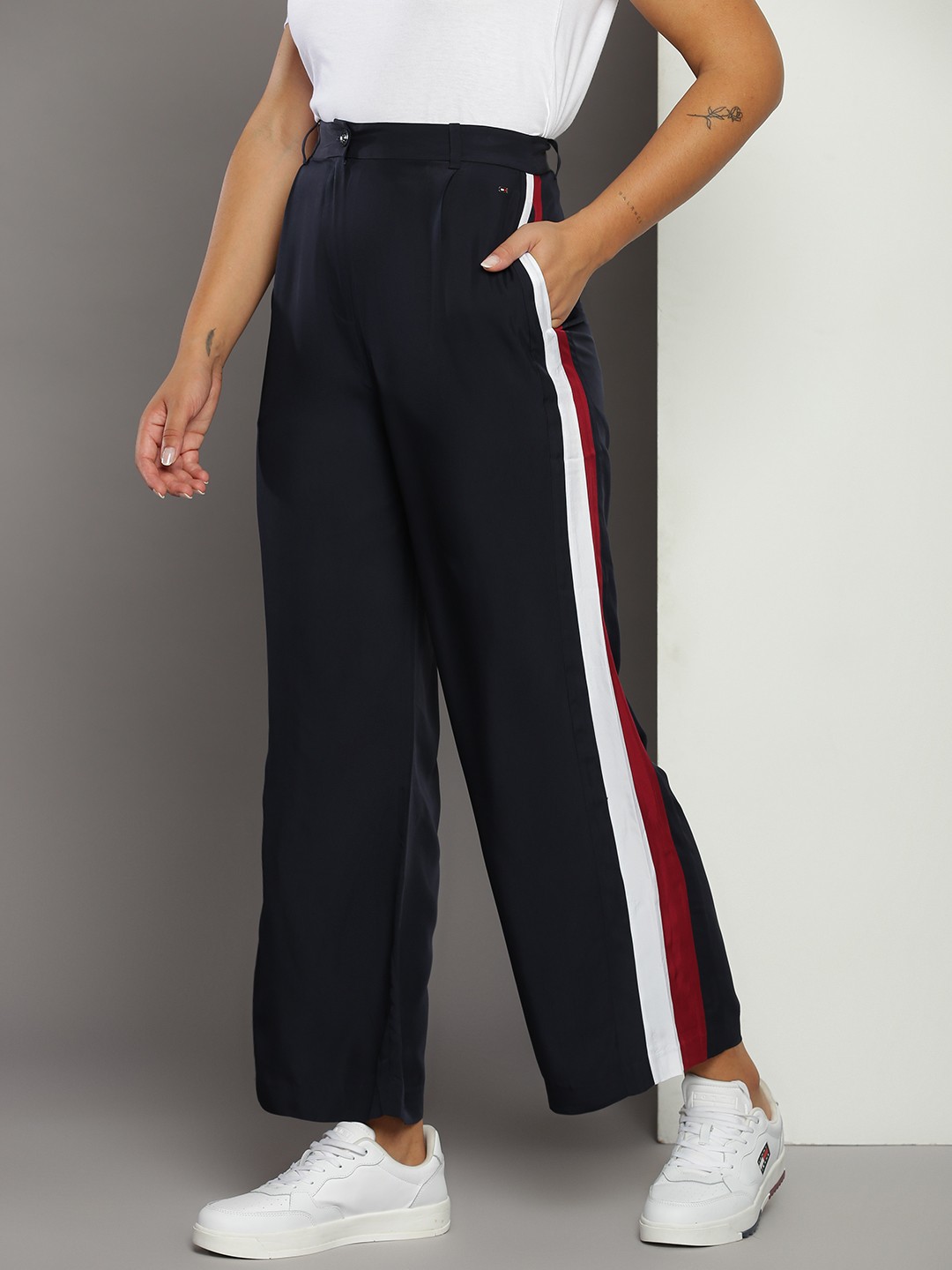 

Tommy Hilfiger Women Flared High-Rise Pleated Trousers, Navy blue