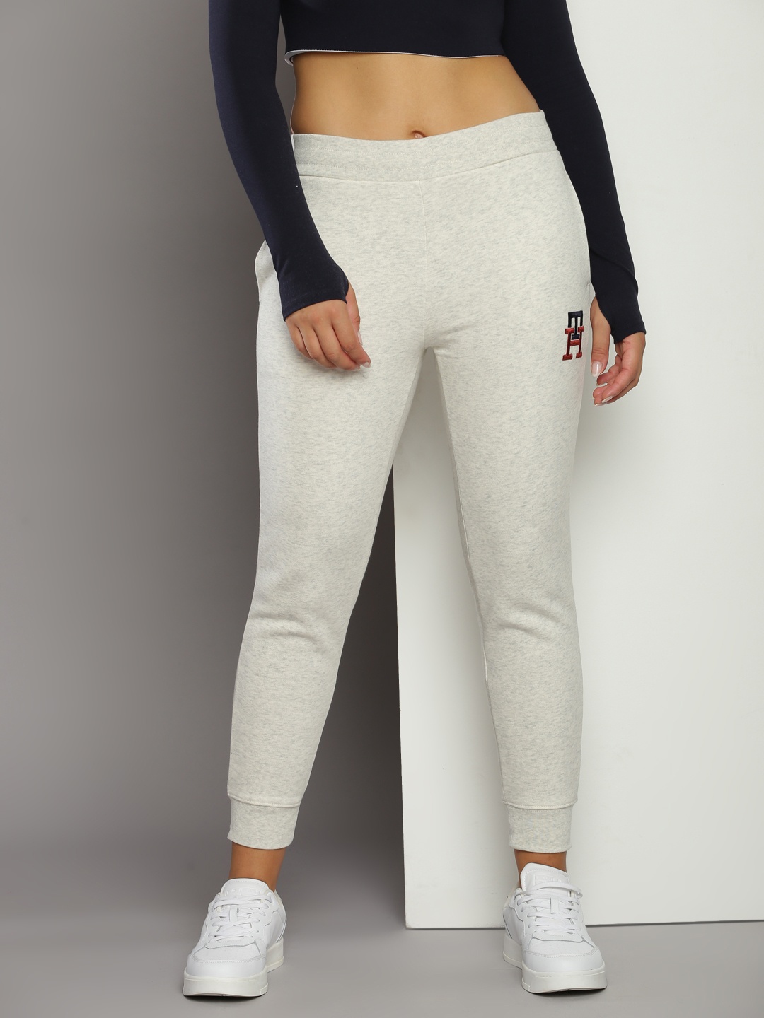 

Tommy Hilfiger Women Sustainable Mid-Rise Speckled Detail Joggers, Grey melange