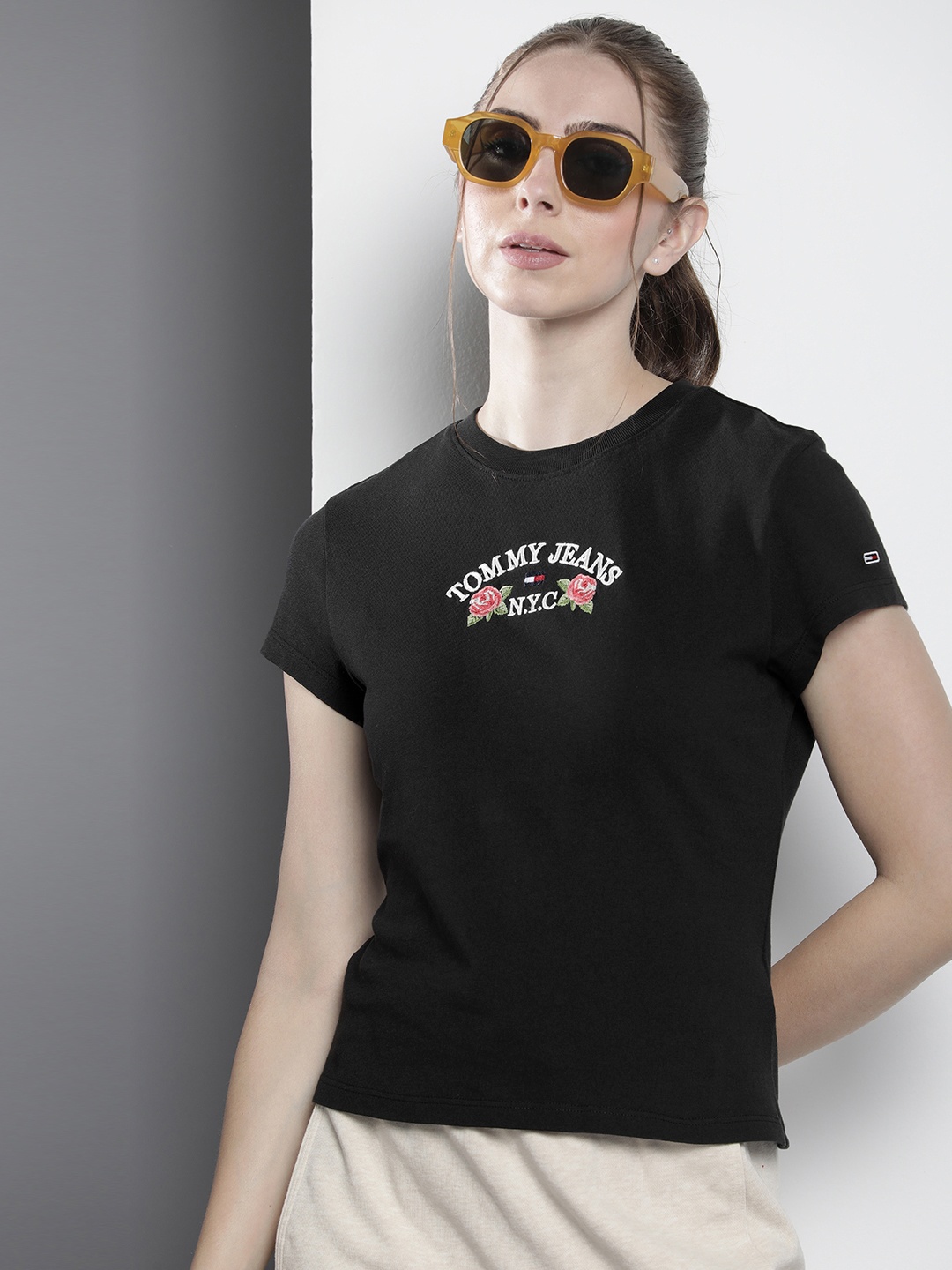 

Tommy Hilfiger Round Neck Pure Cotton T-shirt, Black