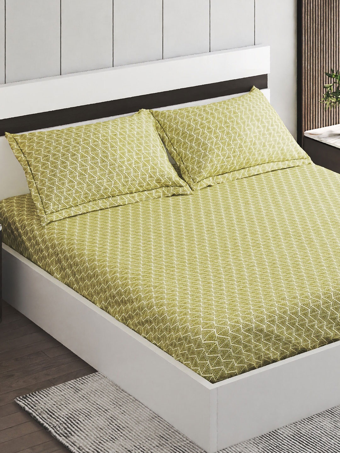 

Home Centre Corsica Green & Cream Geometric 144 TC Queen Bedsheet with 2 Pillow Covers