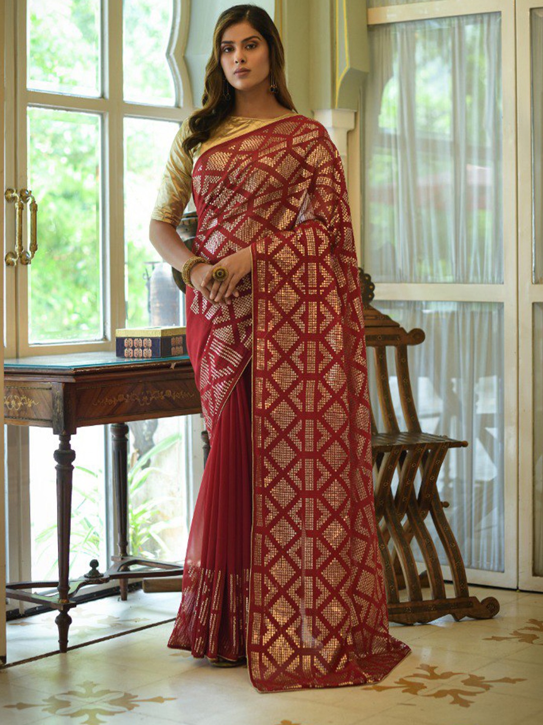 

VEERAX Sequin Embellished Saree, Maroon